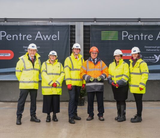 PROSIECT PENTRE AWEL BOUYGUES UK YN NODI CARREG FILLTIR BWYSIG GYDA SEREMONI GOSOD Y BRIG pentre awel topping out resized