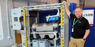 Mae ffatri sgiliau wedi datgelu technoleg sy’n torri tir newydd a fydd yn darparu hyfforddiant Diwydiant 4.0 i fyfyrwyr a gweithwyr gweithgynhyrchu i weithwyr yng Ngogledd Cymru DanCambria1 scaled