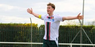 Mae Harry Ashfield wedi sgorio Gwobr Academi ar ôl iddo chwarae rhan annatod yn CPD Wrecsam y tymor yma. HarryAshfieldNEW