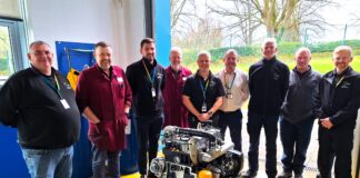 Mae myfyrwyr wedi cloddio rhodd hael a fydd yn helpu i hyfforddi cenedlaethau o beirianwyr y dyfodol yng Ngogledd Cymru. JCBBershamRoadGroup scaled