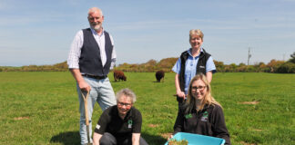 Pam y dylai pob fferm yng Nghymru osod nod i gynyddu carbon organig pridd Neil Fuller Lynfa Davies Sheena Duller and Non Williams