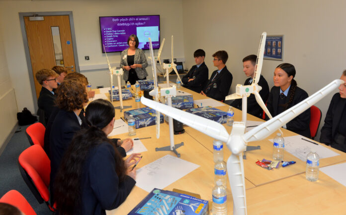 Pupils from Ysgol Garth Olwg in a careers session with Bute Energy scaled Pupils from Ysgol Garth Olwg in a careers session with Bute Energy scaled