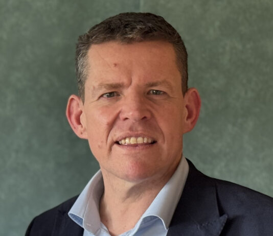 Arweinydd Plaid Cymru yn addo dwyn y Prif Weinidog i gyfrif yn “gyhoeddus ac yn gadarn” os caiff ei ethol yn Brif Weinidog ym mis Mai Rhun ap Iorwerth 2024 cropped