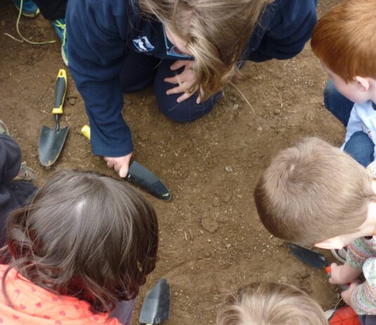 Digwyddiad darganfod hanes yn dychwelyd i Gastell Caeriw Unearthing History Image