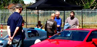 Mae diwrnod hwyl i’r teulu am ddim yn dathlu’r cerbydau modur a’r gerddoriaeth gorau yn dychwelyd i Wrecsam yr haf yma. BershamWheels3