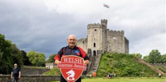 MAE DARLITHYDD a chyn-filwr o’r Fyddin a roddodd 37 mlynedd o wasanaeth i Wobr Dug Caeredin wedi cael anrheg ymddeoliad euraidd. alanlowry2 1