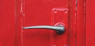Sticky door handle? Expert reveals 4 simple steps to identify the problem🚪🔐 pexels suzyhazelwood 2382183