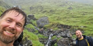 Mae arloeswyr o Goleg Cambria wedi chwalu eu targed codi arian a her anferth er budd elusen. skyecambria1