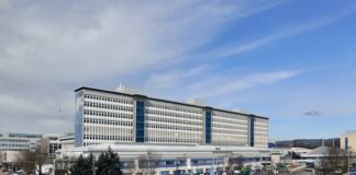 AaGC i ariannu lleoedd nyrsio newydd i fyfyrwyr yn y Brifysgol Agored yng Nghymru 1095px University Hospital of Wales Heath Park Cardiff geograph.org .uk 1736088