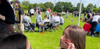 Mae dathliad o gydraddoldeb ac amrywiaeth wedi uno cannoedd o fyfyrwyr yng Ngholeg Cambria unwaith eto. CambriaFest2 scaled