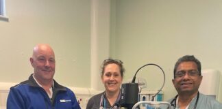 Rhoddion elusennol yn ariannu lamp archwilio llygaid ar gyfer Ysbyty Llwynhelyg Slit lamp