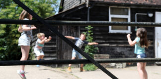 Pwysigrwydd Cadw Plant yn Ddiogel ar y Fferm The Importance of Keeping Children Safe on Farms