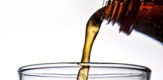 Refill Drinks Banned in Wales: Leading Dentist Shares How Sugary Drinks Impact Teeth ice cubes 2769457 640