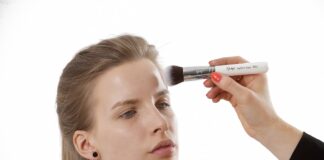 Wayne Goss: Using make-up to give yourself a facelift makeup brushes 824705 1280