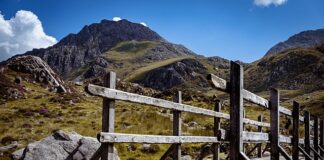 Top Hiking Destinations in Wales Revealed – Expert Shares What to Look for When Buying Hiking Boots This Summer snowdon 6482822 640