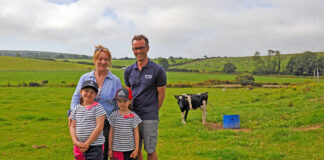 Mae bwydo llaeth pontio i loi newydd-anedig yn eu 10 diwrnod cyntaf a’i gyfoethogi yn ôl eu statws imiwnoglobwlin G (Ig) wedi helpu fferm laeth yn Sir Benfro i leihau cyfraddau marwolaethau cyn diddyfnu o bron dwy ran o dair. Alex Prichard with her daughters at Escalwen and Ryan Davies veterinary consultant
