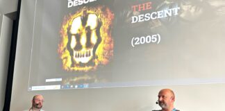 Mae cyfarwyddwr ffilmiau enwog wedi cael ei sbotoleuo gan fyfyrwyr Coleg Cambria. CambriaMarshall1