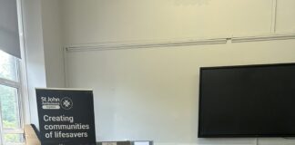 St John Ambulance Cymru yn derbyn £10,000 i hybu hyfforddiant cymorth cyntaf cymunedol SJAC ECOFLOW1 scaled