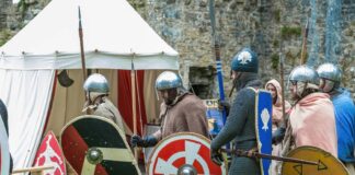 Penwythnos o Arfau a Rhyfela yn dychwelyd i Gastell Caeriw gyda gwledd o hanes byw SMALLWeaponry and Warfare