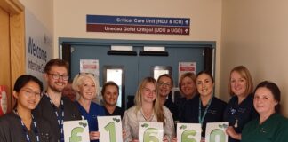 Mae taith tractor coffa yn codi £1,660 ar gyfer uned gofal dwys Tractor run presentation scaled