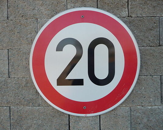 EXPERT COMMENT: 20MPH ZONES IN WALES TO GO BACK TO 30MPH 640px Speed limit sign 20 km h