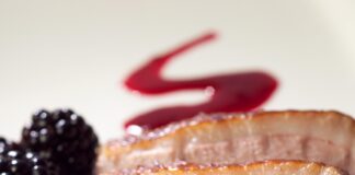 Ysgrifennydd y Cabinet wrth ei fodd â llwyddiannau Gwobrau Great Taste Black Mountains Smokery Smoked Duck Breast scaled