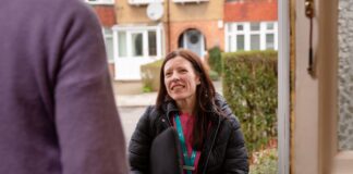 Mae CRIW o ymchwilwyr addysgu yn paratoi i suddo eu dannedd mewn antur elusennol epig. DementiaUK2 scaled