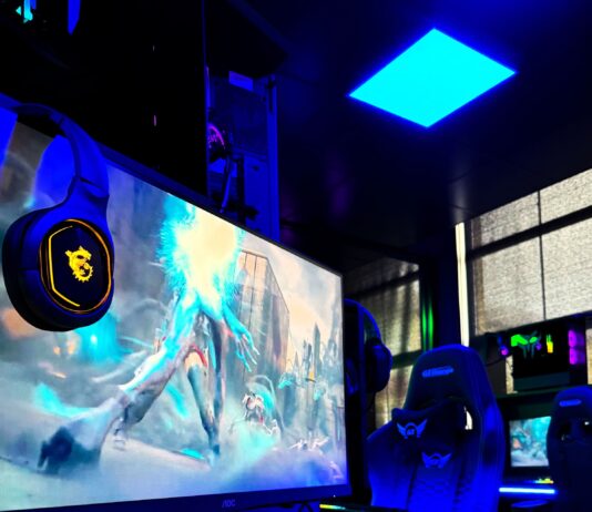 Dyma’r lluniau cyntaf o arena E-chwaraeon coleg arloesol newydd gwerth £230,000. ESPORTS1 scaled