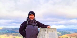 Codwr arian dewr i ddringo i Wersyll Sylfaenol Mount Everest ar gyfer y GIG lleol Leigh Hughes