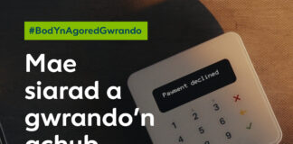 Samariaid Cymru yn herio’r myth ‘dydy dynion ddim yn siarad’ ac yn symud y pwyslais i’r cymorth gwrando y maen nhw’n ei haeddu pan fyddan nhw’n ei chael hi’n anodd. OpenUpListenUp social assets 1080x1080px Welsh3