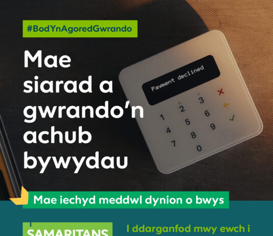Samariaid Cymru yn herio’r myth ‘dydy dynion ddim yn siarad’ ac yn symud y pwyslais i’r cymorth gwrando y maen nhw’n ei haeddu pan fyddan nhw’n ei chael hi’n anodd. OpenUpListenUp social assets 1080x1080px Welsh3
