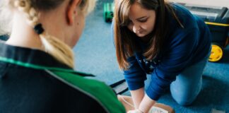 Dysgwch sgiliau achub bywyd gyda St John Ambulance Cymru yn ystod yr ymgyrch Achub Bywyd ym mis Medi SJACCPRTraining