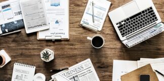 Expert Reveals 4 Common Mental Traps That Sabotage Your Finances (And How To Avoid Them) desk 3139127 640