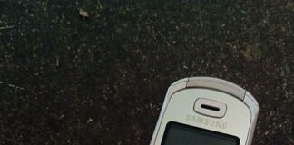 Safeguarding expert shares the benefits of ‘dumbphones’ 405px Samsung flip phone Bunde 2019 01