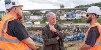 Gwaith amddiffyn rhag llifogydd gwerth miliynau o bunnoedd yn diogelu un o drefi eiconig Ceredigion ar gyfer y dyfodol Aberaeron 1 1 scaled