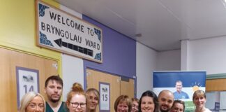 Dawns elusennol yn codi dros £25,000 er budd Apêl PPH Appeal charity ball cheque presentation scaled