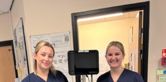 Rhoddion elusennol yn ariannu sganiwr pledren gwerth dros £10,000 ar gyfer Ysbyty Tywysog Philip Bladder scanner