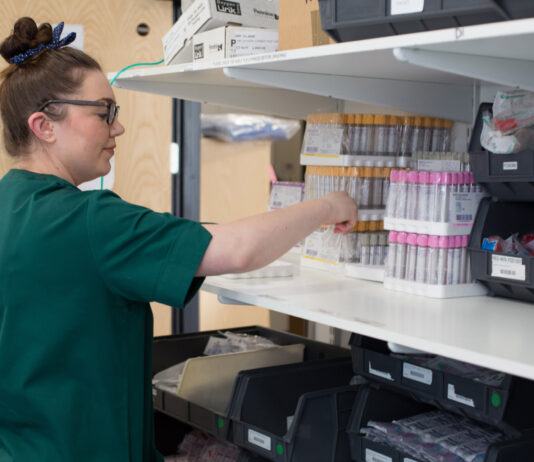 Mae Ffederasiwn Hyfforddiant Cenedlaethol Cymru a ColegauCymru yn rhybuddio am effaith ddinistriol toriadau cyllid prentisiaethau Bryony Zorlutuna CollegesWales NTFW