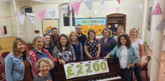 Côr yn codi dros £2,000 i uned cemo Glangwili Cor Seingar 3 scaled