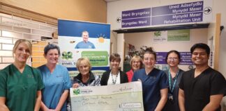 Hwb o £5,000 i Apêl Gerddi gan un o gefnogwyr Ysbyty Tywysog Philip Eleanor James cheque presentation scaled