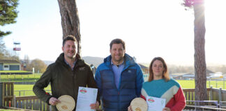 Syniad arloesol yn ennill prif wobr Her Academi Amaeth Cyswllt Ffermio Emyr Owen Llyr Jones and Anna Jones