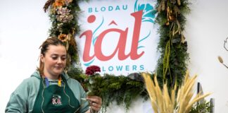 BYDD y flwyddyn newydd yn dod â chyfleoedd newydd i astudio yng Ngholeg Cambria. FlowerArranging scaled