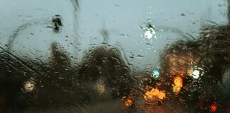 Defrost your windscreen in SECONDS: motoring experts reveal the most efficient way to remove ice windshield 5366584 640