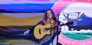 Canwr-gyfansoddwr Cymreig yn agor un o wyliau cerdd mwyaf India Mari Mathias performs on the Centre Stage at Hornbill 2024 min scaled