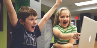 Expert Reveals How to Manage Your Child’s Screen Time Over the Christmas Break (Without the Tantrums) children 593313 1280