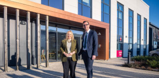 Buddsoddi mewn unedau busnes carbon isel yn Sir Gaerfyrddin Cabinet Secretary for Economy Energy and Planning Rebecca Evans with the leader of Carmarthenshire County Council Cllr Darren Price