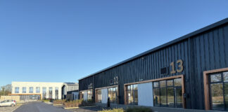 Buddsoddi mewn unedau busnes carbon isel yn Sir Gaerfyrddin Parc Gelli Werdd