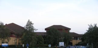 Cymerwch ran a helpu i benderfynu ar yr opsiynau ar gyfer yr Uned Mân Anafiadau yn Ysbyty Tywysog Philip Prince Philip Hospital Llanelli geograph.org .uk 244142