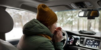 DEADLY RISK OF DROWSY DRIVING – A WAKE-UP CALL FOR WORLD SLEEP DAY medium shot man driving car scaled