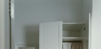 Experts Share Top Tips for Decluttering Your Wardrobe and Why It’s the Ideal Way to Kickstart the New Year pexels ron lach 8454339